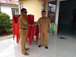 Read more about the article PEMERINTAH KABUPATEN SANGGAU SERAHKAN BANTUAN KURSI KE DESA TRI MULYA